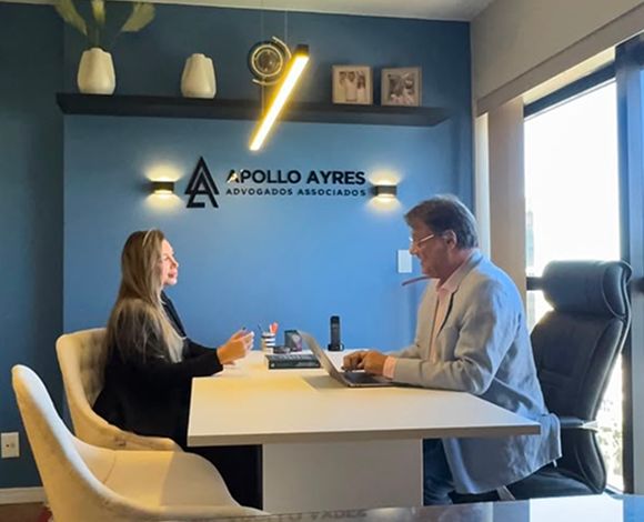 Advogados analisando um contrato